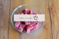 Lave la carne, decúbela y corte en trozos pequeños...