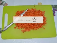 Tagliamo le carote con cubetti impropri. ...
