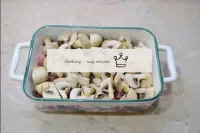 Champignons vor Verunreinigungen waschen und in St...