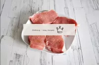 Свинину посолить и поперчить по вкусу. ...