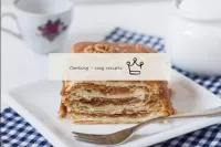 Gâteau napoléon avec un condensé cuit de pâte feui...