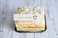 将蛋糕的顶部和侧面涂上奶油残留物，然后用碎屑洗净。你可以在蛋糕酥脆的时候立即供应蛋糕，或者让蛋糕在冰...