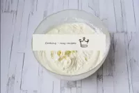 La crème doit être épaisse, non fluide, mais douce...