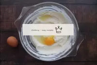 أخرج البيض من الثلاجة ودفع بيضة واحدة في محتويات و...