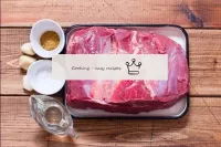 ホイルで繊細な牛肉を作る方法は？リストに従って指定されたプロダクトを準備して下さい。肉は冷凍の対象で...
