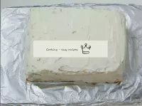 私はまた、ケーキの上部にクリームを塗り、ベーキングペーパーに残ったパン粉を振りかけました。...
