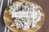 Les champignons sont lavés et coupés en morceaux m...