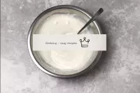 Adicionamos gelatina à creme. Vamos misturar bem. ...