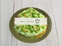 Mit Creme bedecken. Kiwi und Banane schälen, fein ...