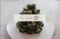 這就是剩下的食材。從成品卷起，聖誕樹的底部將形成。在底座上放下一排卷子，稍微把它們放在一邊。依此類推...