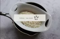 Enjuague el arroz en un recipiente, vierta el agua...