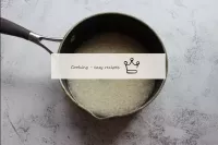 Coloque o arroz numa panela e enche-o com água, co...