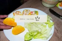 得られたサラダをチップで広げ、模擬サーモンキャビアで飾る。お食事をお楽しみください！...