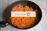 Friggete cipolla e carote sull'olio vegetale fino ...