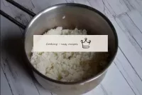 將米飯沖洗到多個水域的透明度，浸入鍋中，倒入水中，煮至半煮熟。沸騰後5分鐘就足夠了。然後將米飯倒入垃...