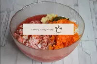 将肉末，大米，洋葱，胡萝卜，西红柿，大蒜和胡萝卜放在深碗中，加入盐和胡椒粉。...