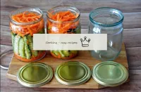将沙拉分解成无菌罐。在冬季，美丽的朝鲜黄瓜沙拉和胡萝卜看起来像小罐子。轻轻地将黄瓜放在罐子的墙上，将...