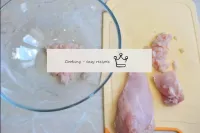 Tagliate il filetto di pollo a cubetti molto picco...