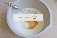 Ajouter l'œuf, le sucre et le sel. Remuez tout. ...