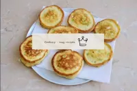 Remove the finished fritters on a paper towel to r...
