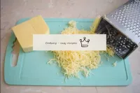 ابشر الجبن على مبشرة متوسطة أو ناعمة. يمكن استخدام...