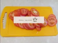 Die Tomaten waschen und in dünne Tassen schneiden....