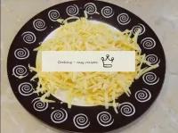 Frote el queso por separado en un rallador grande....