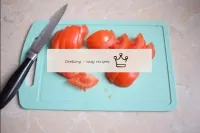 トマトを洗って半分に切る。尾を取り外します。次に、それぞれの半分をスライスにカットします。...