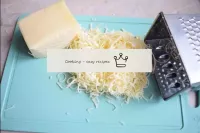 硬质奶酪在小或中干酪上擦拭。将切成薄片的西红柿撒在每片排骨上，然后大量撒上磨碎的奶酪。...