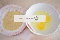 準備兩個盤子。在其中一個中，打碎雞蛋，在另一個中填充面包屑。...