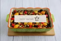 Cuire le ragoût de légumes dans un four préchauffé...