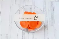Limpie las zanahorias y corte con tazas. ...