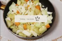 同じ鍋で野菜の残りの部分を炒める：最初にニンジンとジャガイモ、キャベツを追加します。味に塩とコショウ...