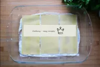 Jetzt beginnen wir mit der Lasagne-Montage. Nehmen...