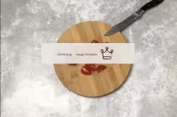 Corten los tomates en cuaternarios. ...
