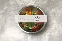 Falten Sie alle Komponenten für den Salat in eine ...