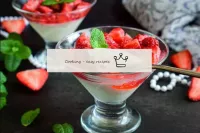 Délicieux dessert crémeux, panacota aux fraises, p...