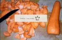 清洗胡蘿蔔，隨意切成大片。...