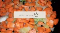 Añadir las zanahorias, freír junto con las cebolla...