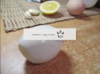 殻から冷やされた卵をきれいにし、半分に切る。...