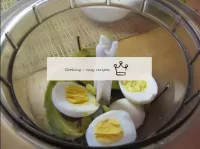 Alla polpa aggiungete uova pulite e triturate. Se ...
