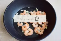 Then send the prepared peeled shrimp to the pan. S...