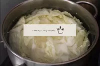 拿一個大鍋大小，可以容納卷心菜的cochan。把水倒在裏面。放入沸水kochan。放大7-10分鐘，...