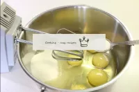 在鸡蛋中加入糖，1ch. l。香草糖，然后用搅拌机轻轻打动，只是为了分散糖分。...