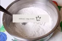 面团被困在一个深碗里，必须筛选300克顶级面粉。面粉中加入发酵粉，糖，少许盐和香草糖。用勺子搅拌干溷...