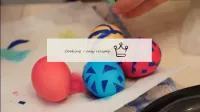 我們將彩色的雞蛋放在餐巾紙上，然後從它們上取出絕緣帶。...