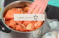 Prenez une casserole volumineuse appropriée avec u...