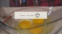 六個室溫雞蛋被砸成一個單獨的碗。...