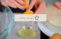在五个鸡蛋中将蛋白质从蛋黄中分离出来，然后将蛋黄放入体积碗中。...