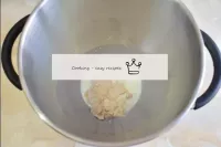 To make dough, heat half the milk to a warm state ...
